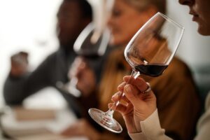 年輕人「遠離酒精」，50～64歲反而增加　過度飲酒增36％　美國研究